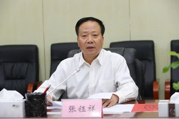 图为自治区药监局党组书记,局长张钰祥以普通党员身份参加综合党支部